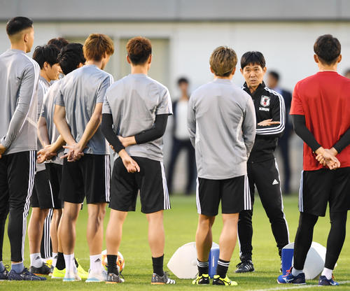 練習開始前、選手たちに声をかけるサッカー日本代表の森保監督（右から2人目）（撮影・横山健太）