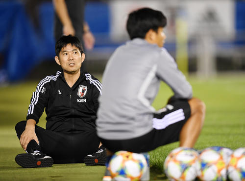 ストレッチをする森保監督（左）。右は練習に合流した久保（撮影・横山健太）