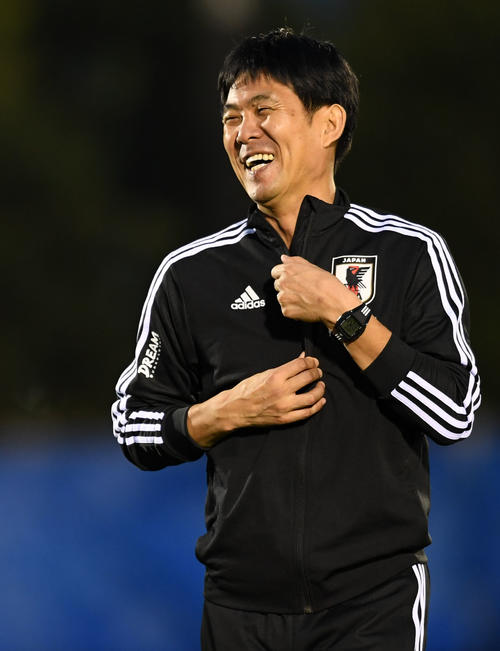 練習で笑顔を見せる森保監督（撮影・横山健太）