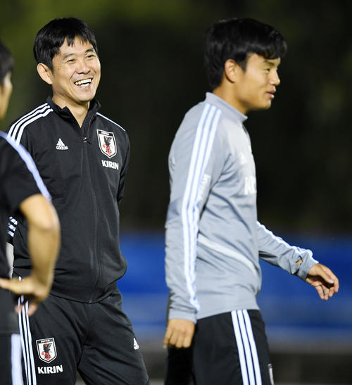 練習に合流した久保（右）を笑顔で見つめる森保監督（撮影・横山健太）
