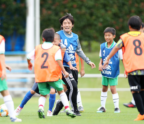 ふれあい交流で子どもたちとプレーする中島翔哉（撮影・佐藤成）