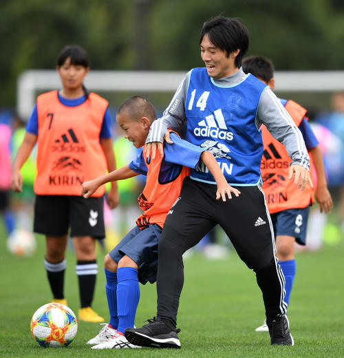 ふれあい交流で子供たちとプレーを楽しむ中島（撮影・横山健太）