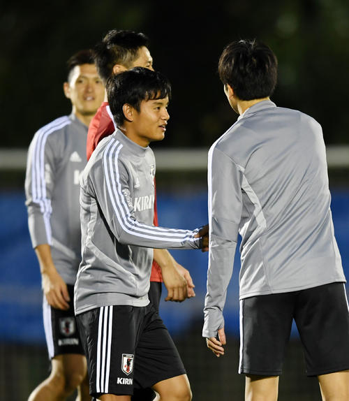 練習に合流しチームメートと握手を交わす久保（撮影・横山健太）