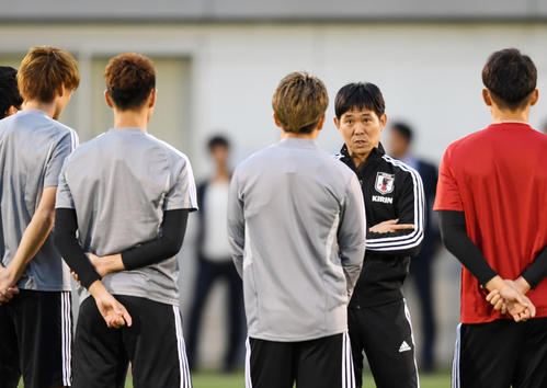 練習開始前、選手たちに声をかける森保監督（右から2人目）（撮影・横山健太）