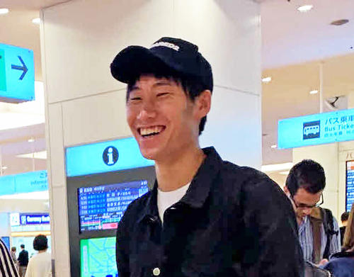 日本代表合流のため、羽田空港に帰国したFW鎌田（撮影・松尾幸之介）