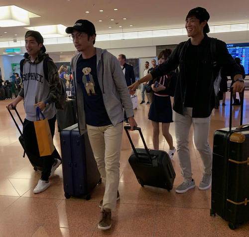 日本代表合流のため羽田空港に帰国した、左からMF伊東、柴崎、DF冨安（撮影・松尾幸之介）