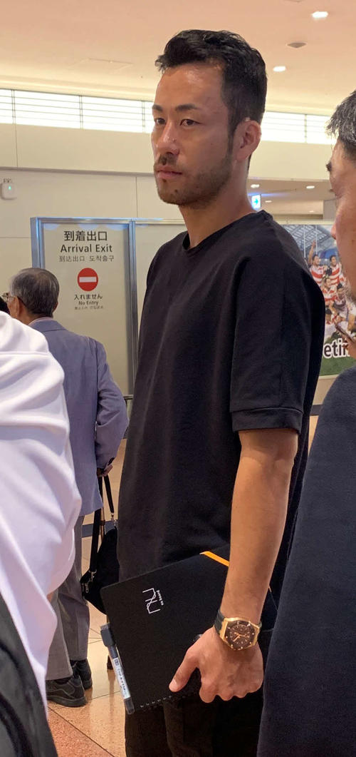 日本代表合流のため、羽田空港に帰国したDF吉田（撮影・松尾幸之介）
