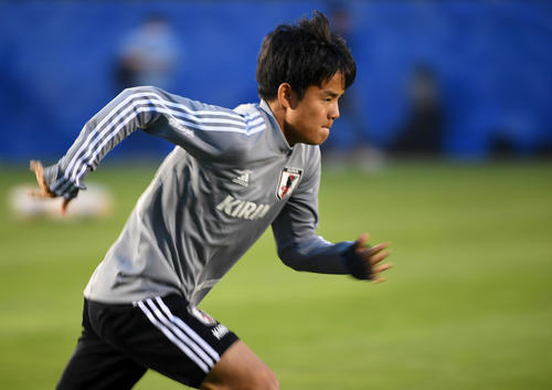 真剣な表情でダッシュをする久保（撮影・横山健太）