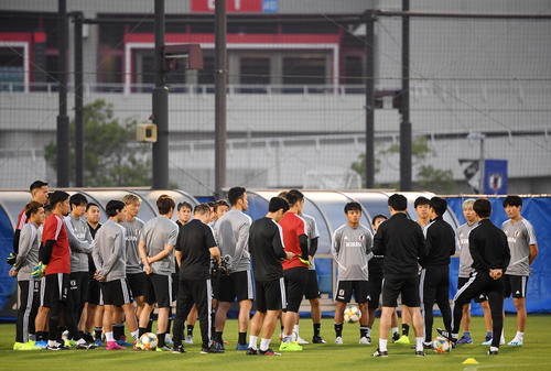 練習前、ミーティングをする久保（右から8人目）ら日本代表の選手たち（撮影・横山健太）