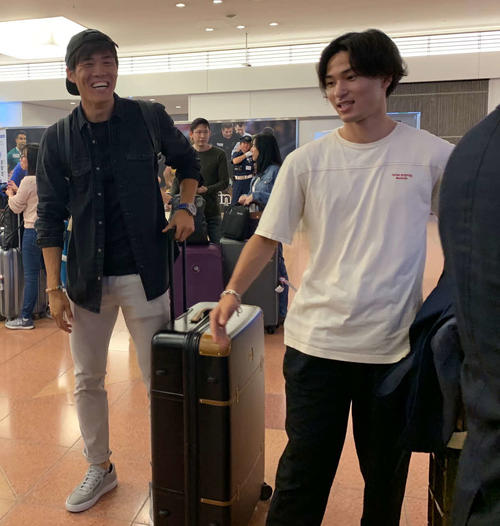 日本代表合流のため羽田空港に帰国した、左からDF冨安とMF南野（撮影・松尾幸之介）