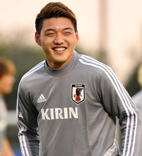 練習で笑顔を見せる堂安（撮影・横山健太）