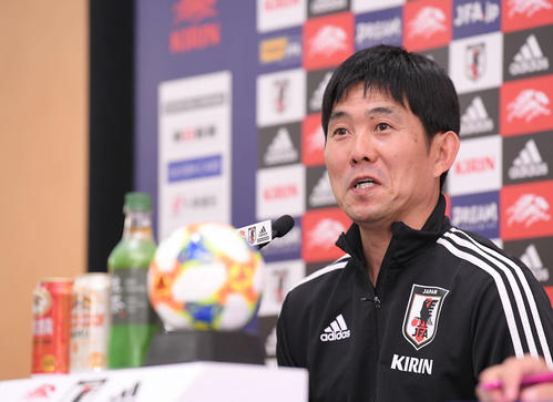 記者会見で話す日本代表の森保監督（撮影・加藤諒）