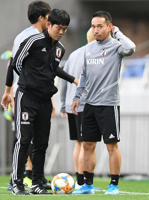 モンゴル戦の前日練習で話す日本代表の森保監督（左）と長友（撮影・加藤諒）