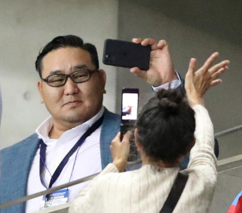 日本対モンゴル　試合前、サポーターを記念撮影する元朝青龍関（撮影・狩俣裕三）