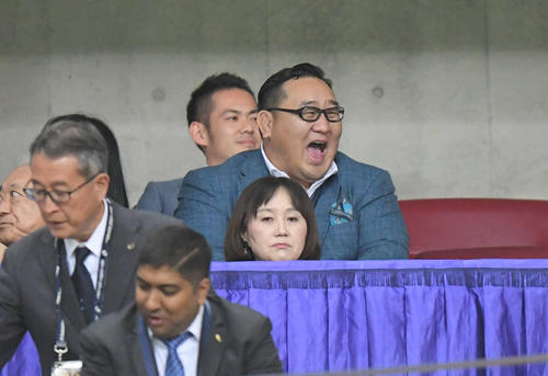 試合開始前、スタンドで笑顔を見せる元朝青龍のドルゴルスレン・ダグワドルジ氏（撮影・加藤諒）