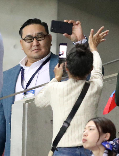 日本対モンゴル　試合前、サポーターを記念撮影する元朝青龍関（撮影・狩俣裕三）