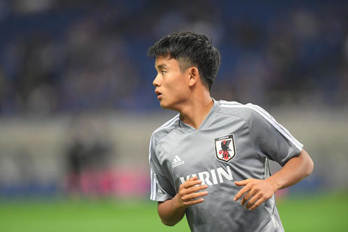 試合開始前にアップを行う久保（撮影・加藤諒）