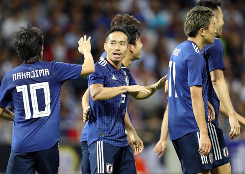 日本対モンゴル　前半、得点を奪った長友佑都（撮影・狩俣裕三）
