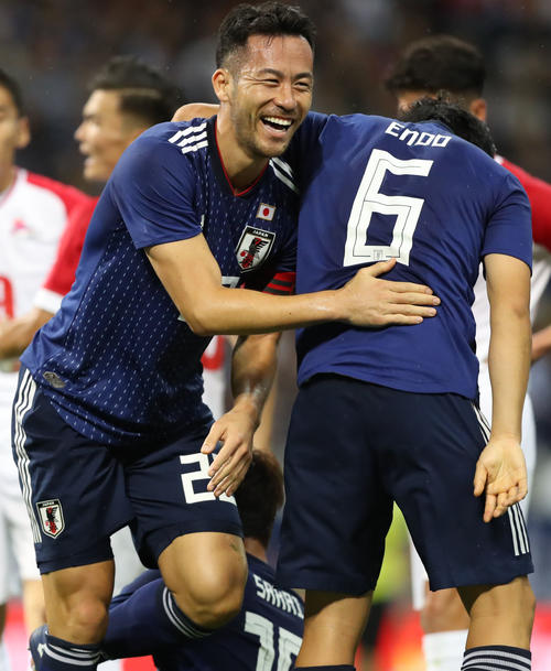 日本対モンゴル　前半、笑顔の吉田麻也（撮影・狩俣裕三）