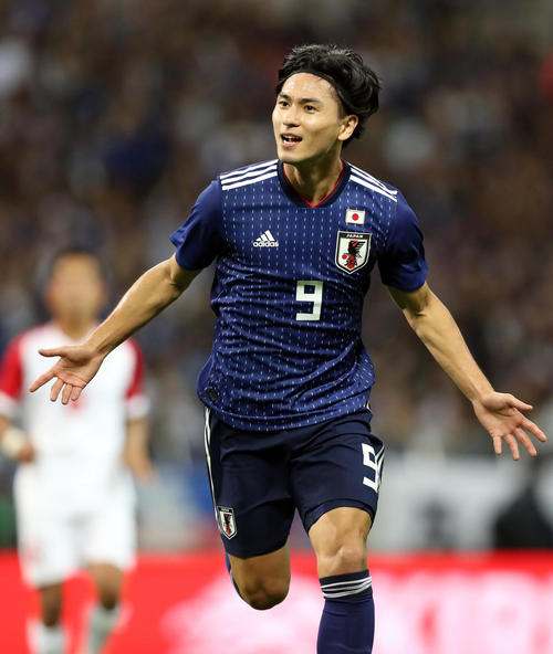 日本対モンゴル　前半、先制ゴールを決めて喜ぶ南野（撮影・狩俣裕三）
