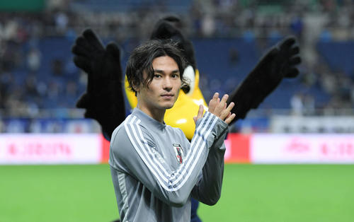 試合終了後、観客に挨拶をしてグラウンドを後にする南野（撮影・加藤諒）