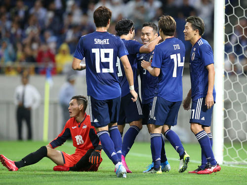 日本対モンゴル　前半、ゴールを決めて祝福される長友（中央）（撮影・河野匠）