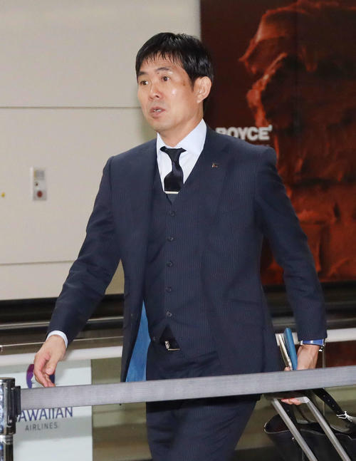 タジキスタンへ向け出発する森保監督（撮影・河田真司）