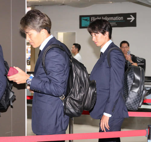 タジキスタンへ向け出発する永井（左）と室屋（撮影・河田真司）