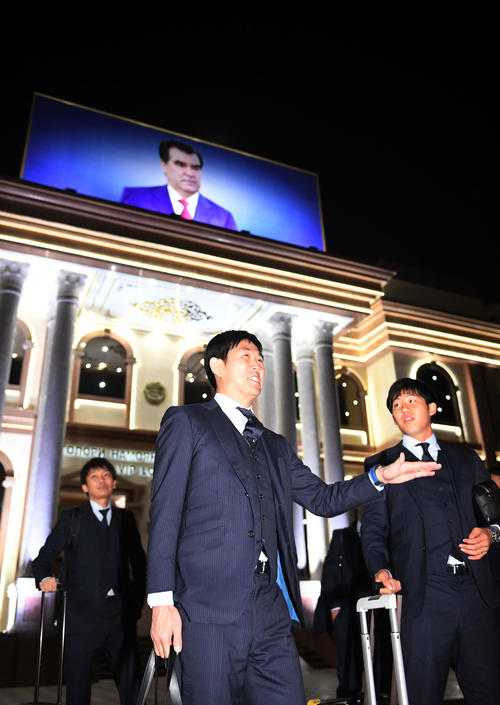 ドゥシャンベ空港に到着した森保監督（中央）（撮影・横山健太）