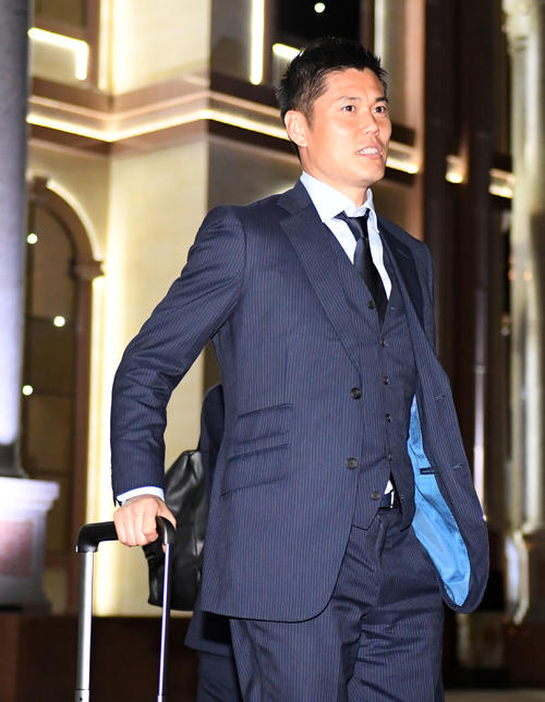 ドゥシャンベ空港に到着した川島ら日本代表の選手たち（撮影・横山健太）