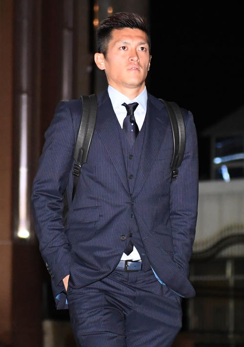 ドゥシャンベ空港に到着した植田ら日本代表の選手たち（撮影・横山健太）