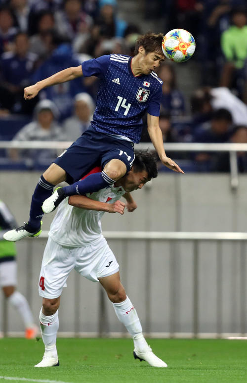10日モンゴル戦、競り合う伊東純也（撮影・狩俣裕三）