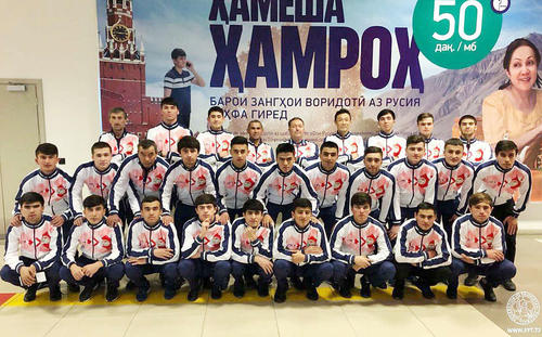 U17タジキスタン代表の選手たちと笑顔で写真に納まる水島武蔵氏（後列右から4人目）（本人提供）