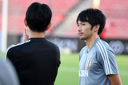 練習後、森保監督（左）と会話を交わす柴崎（撮影・横山健太）