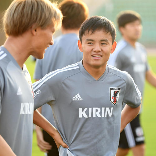 笑顔を見せる久保建英（右）（撮影・横山健太）