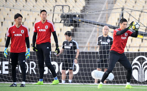 トレーニングをする、左からGK権田、GKシュミット、GK川島（撮影・横山健太）