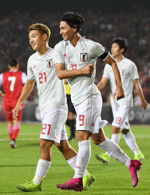日本対タジキスタン　後半、2点目のゴールを決め笑顔を見せる南野（右）。左は堂安（撮影・横山健太）