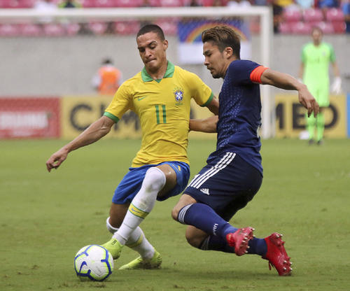 ブラジルとの親善試合で競り合う中山（右）（AP＝共同）