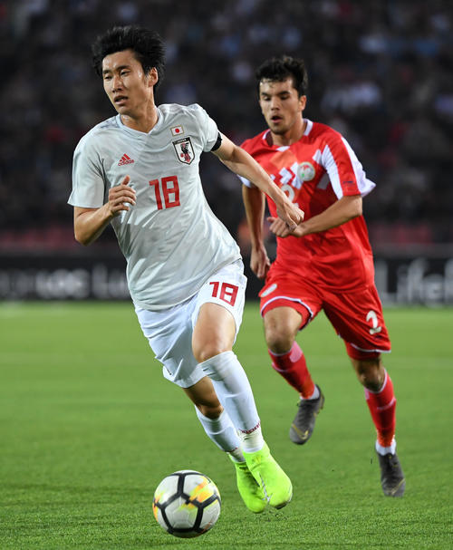 日本対タジキスタン　ドリブルする鎌田（撮影・横山健太）