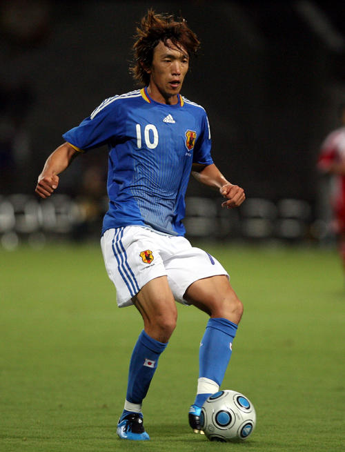 09年10月、アジア杯最終予選の日本対香港でパスを出すMF中村俊輔
