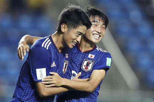 オランダ戦でPKを決め喜ぶ西川（左）と成岡（FIFA提供・ゲッティ＝共同）