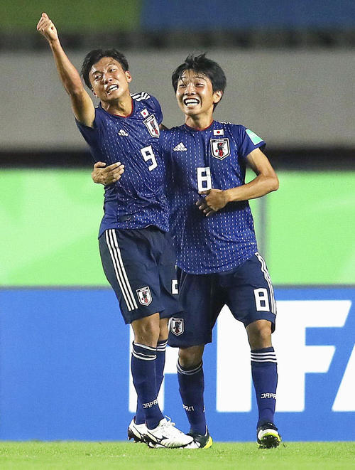 オランダ戦で得点に喜ぶ若月（左）と成岡（FIFA提供・ゲッティ＝共同）
