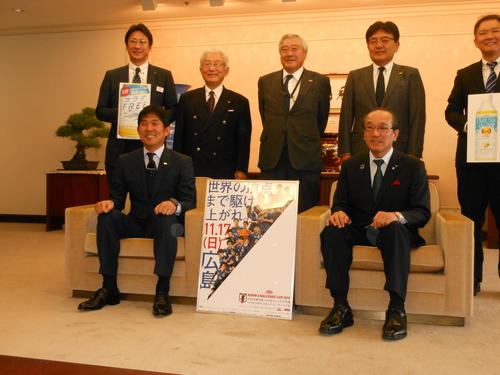 森保監督（前列左）は松井広島市長（同右）を表敬訪問（撮影・横田和幸）