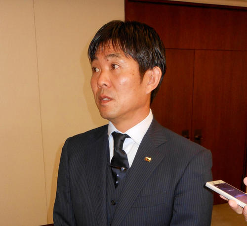 広島市役所を表敬訪問した森保監督は取材に応じる（撮影・横田和幸）
