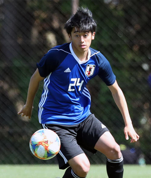 U－20日本代表対全日本大学選抜　ボールキープするU－20日本代表FW西川