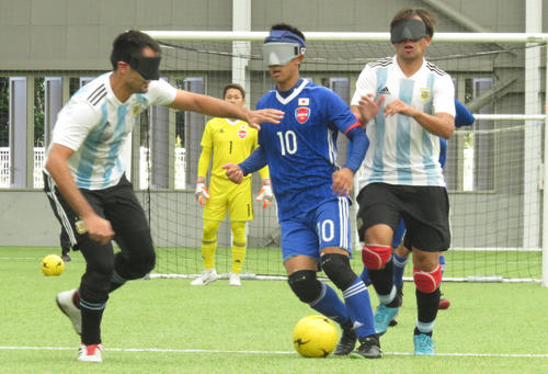 日本対アルゼンチン　後半、川村怜（中央）は2人にマークされながらドリブル突破を狙う（撮影・小堀泰男）