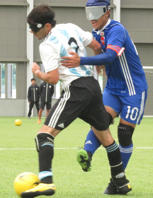 日本対アルゼンチン　前半、川村怜（右）はデルドにマークされながらもシュートを放つ（撮影・小堀泰男）