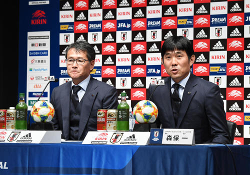 日本代表の森保一監督（右）と日本サッカー協会の関塚技術委員長（2019年10月3日撮影）