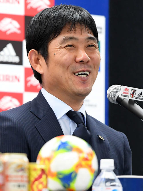 キリンチャレンジ杯U－22日本代表のメンバー発表で、記者の質問に笑顔で答える森保監督（撮影・たえ見朱実）