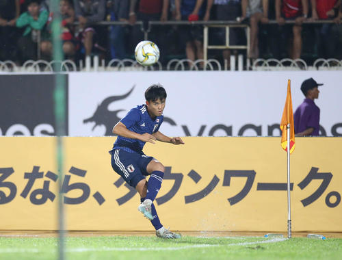 サッカーW杯アジア2次予選　日本対ミャンマー　後半、コーナーキックを蹴るMF久保建英（19年9月9日撮影）
